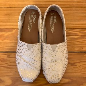 Tom’s white and gold womens 7M